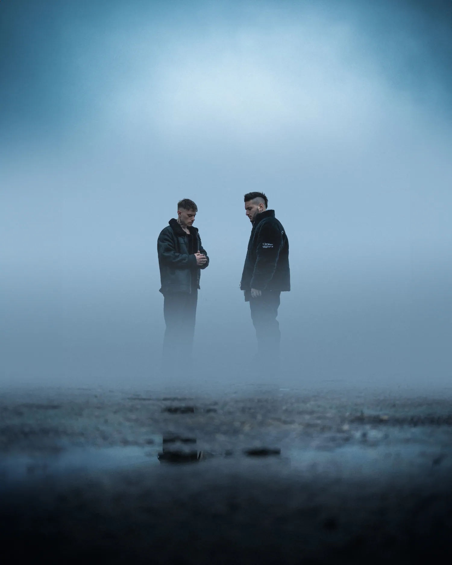 Las dos siluetas del dúo apenas visibles dentro de la niebla
