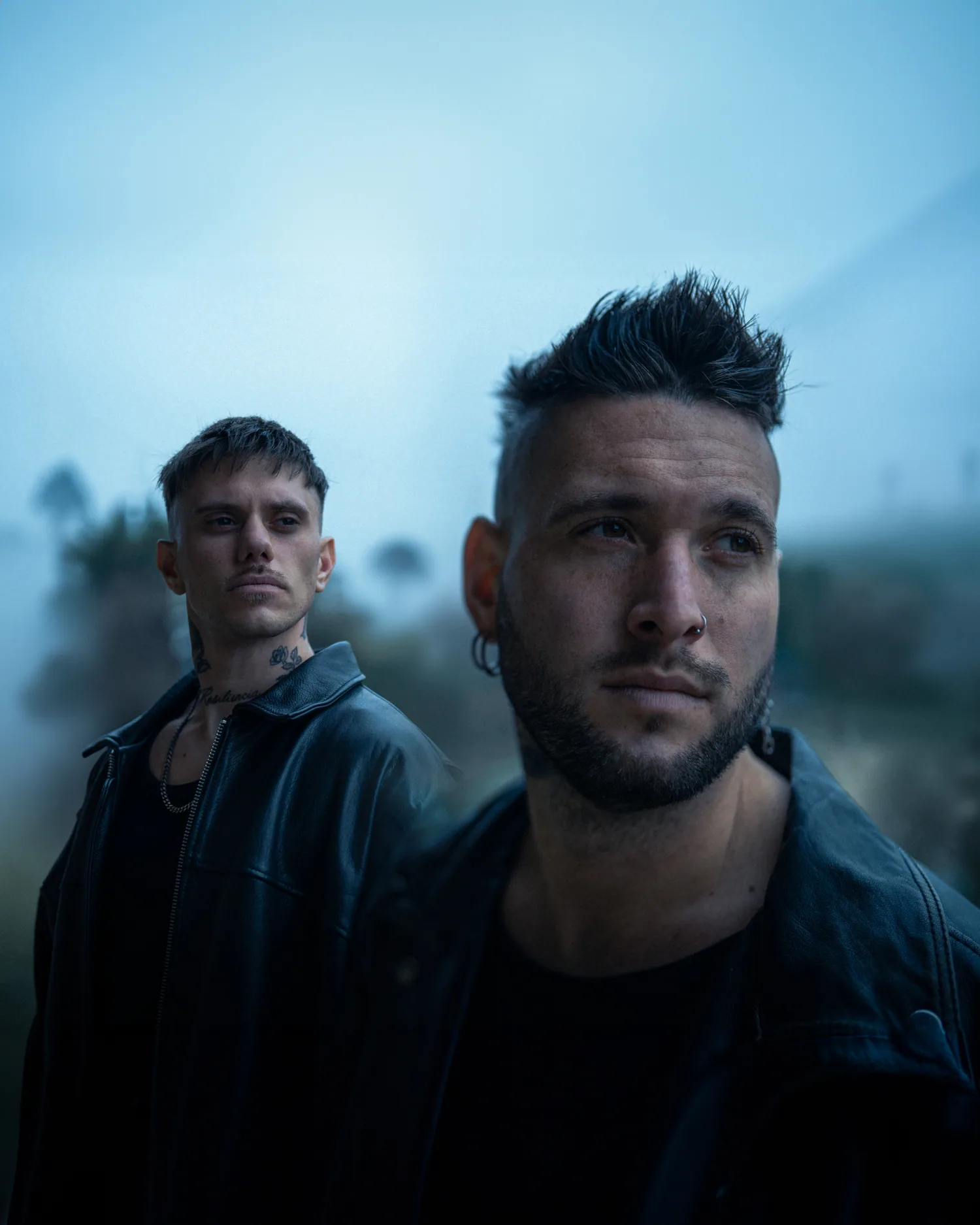 Retrato cercano de Mateo D'Angelo y Felipe Bonilla en luz fría